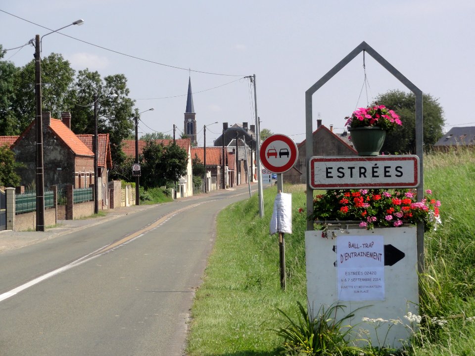Estrées (Aisne) city limit sign