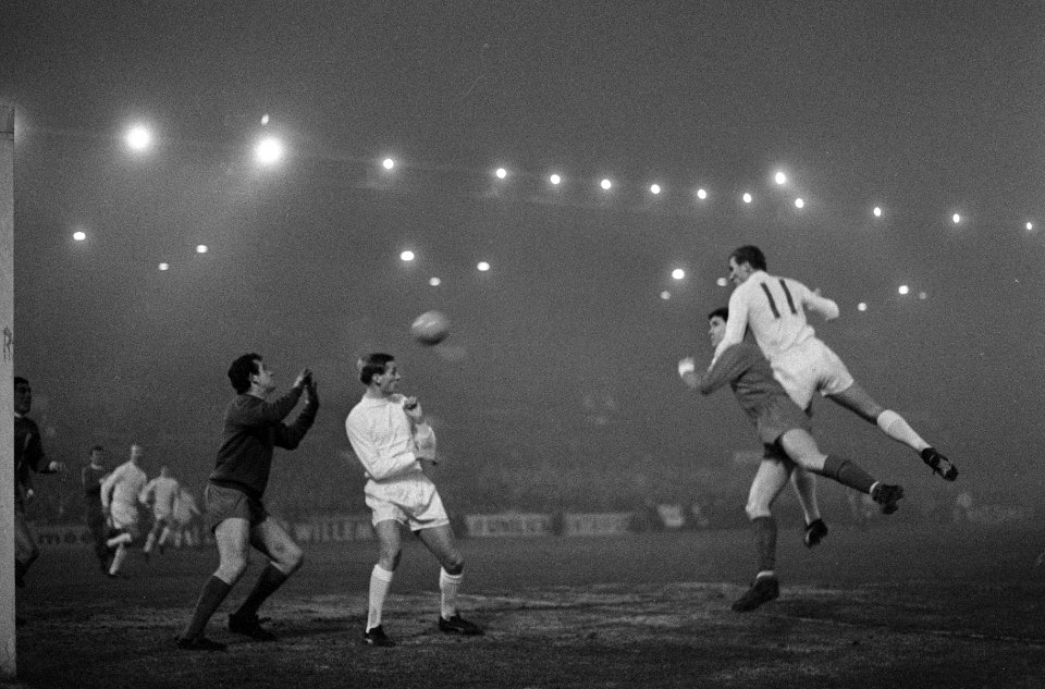 Europacup I. Ajax tegen Liverpool 5-1, Cees de Wolf (rechts) scoort 1-0, links k, Bestanddeelnr 919-8566