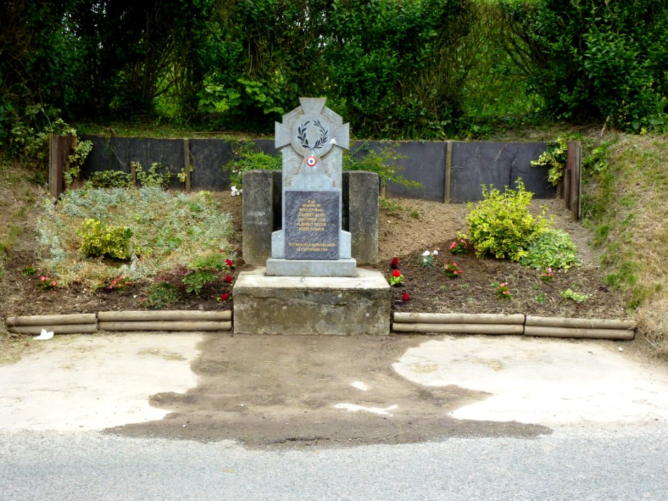 Estrée-Blanche (Pas-de-Calais, Fr) double mémorial de guerre, A Croix de guerre (face à B)