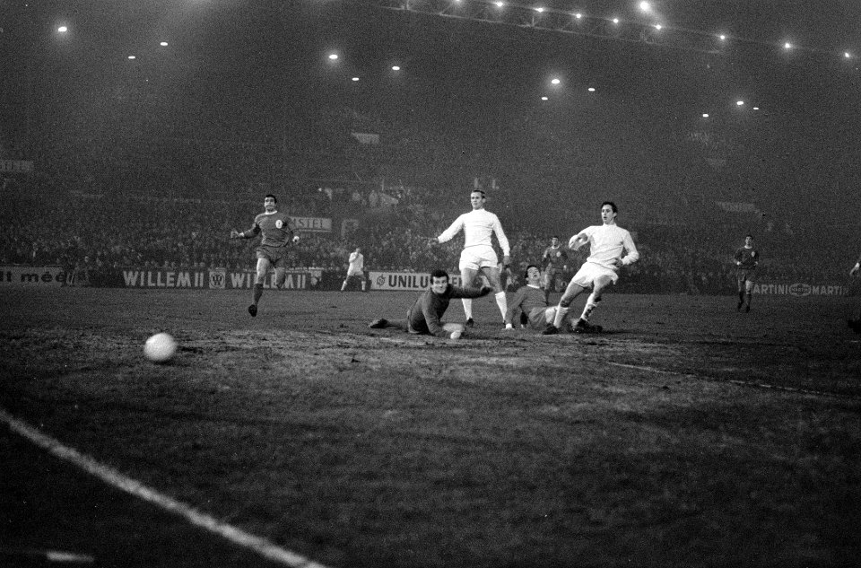 Europacup I. Ajax tegen Liverpool 5-1, Cruijff (rechts) scoort 2-0, midden Nunin, Bestanddeelnr 919-8570