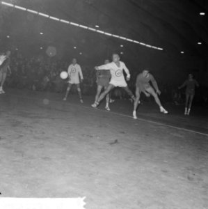Europacup zaalhandbal Operatie 55 tegen Dudelange 11-1 Rinus Botterman scoort, Bestanddeelnr 917-1077