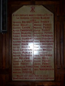 Estrée-Blanche (Pas-de-Calais, Fr) église , plaque monument aux morts
