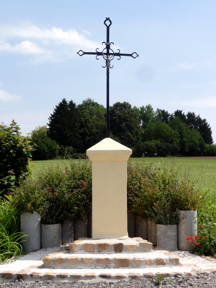 Estrées (Aisne) croix de chemin