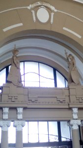 Estatuas de Argentina y RU est. La Plata