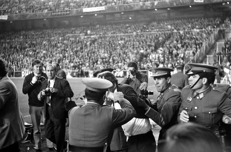 Europacupfinale te Madrid. Ajax tegen AC Milaan 1-4. Opstootje met politie, Bestanddeelnr 922-4693