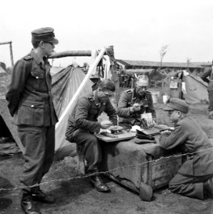 Etenstijd in het kamp, Bestanddeelnr 900-3396