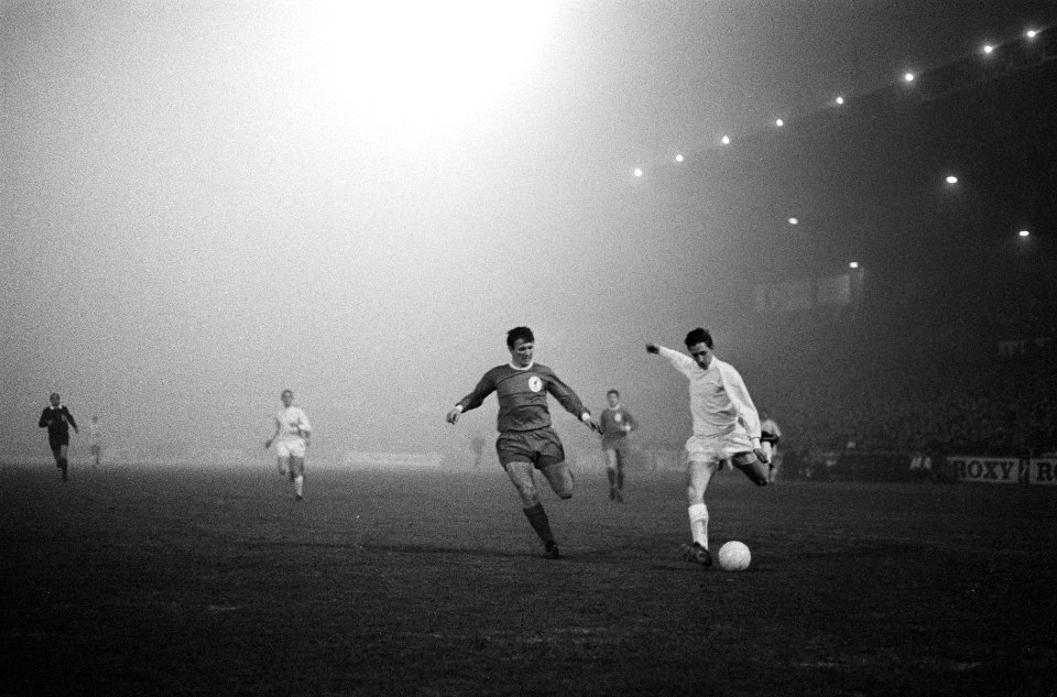 Europacup I. Ajax tegen Liverpool 5-1, Johan Cruijff in duel, Bestanddeelnr 919-8589