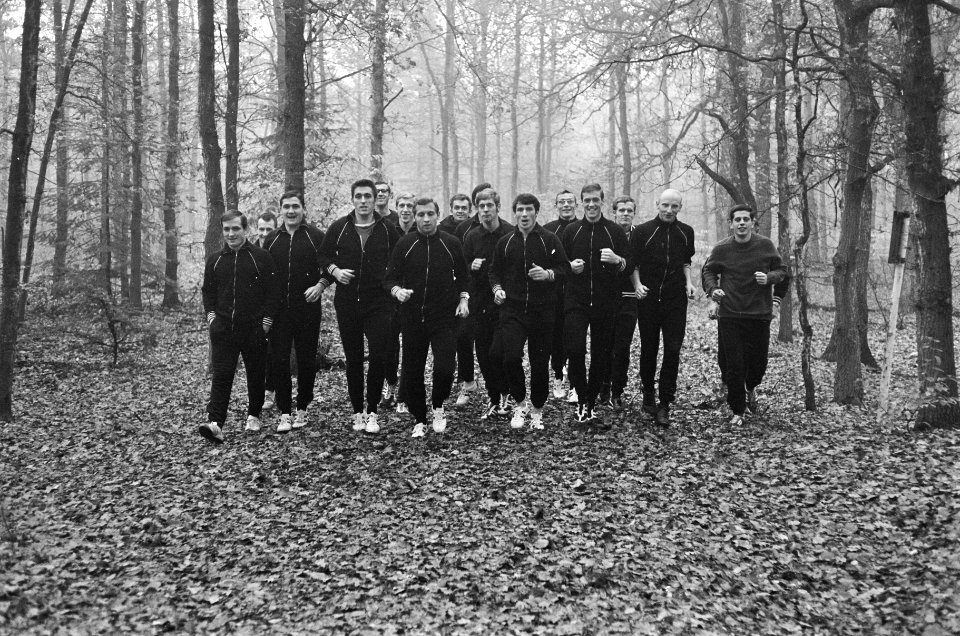 Europacup II , ADO traint in de bossen te Zeist conditieloop, Bestanddeelnr 921-8456