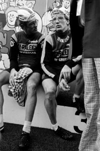 Etappewinnaar Gerrie Kneterman (l) en Jan Raas in gesprek, Bestanddeelnr 930-3982