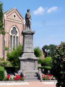 Estrées (Aisne) monument aux morts