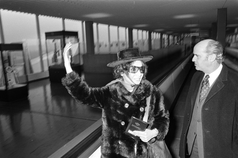 Esther Ofarim , Israelische zangeres, arriveert op Schiphol, Bestanddeelnr 924-1694