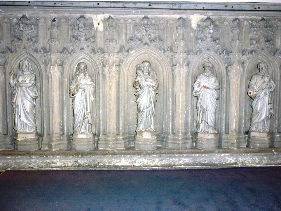 Estrée-Blanche (Pas-de-Calais, Fr) église, autel, statues dessous de l'autel