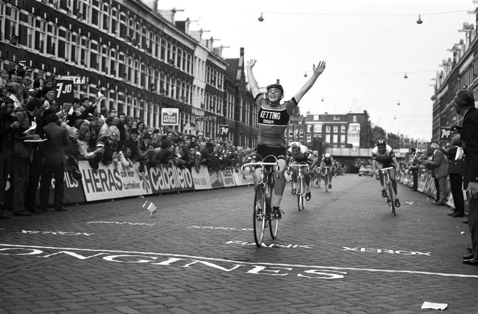 Etappewinnaar Piet van Katwijk passeert de finish, Bestanddeelnr 924-5496
