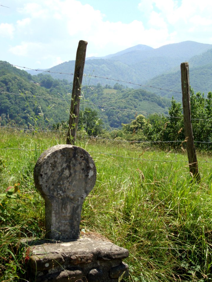Etchebar (Pyr-Atl, Fr) paysage avec stèle basque de chemin