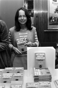 Esther Vilar met haar nieuwe boek Het einde van de dressuur, Bestanddeelnr 929-0603