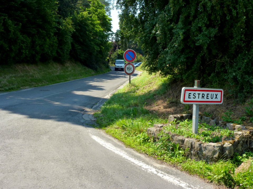 Estreux (Nord, Fr) city limit sign