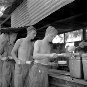 Etenstijd in een militair kamp in Malakka, Bestanddeelnr 255-8163