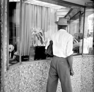 Etalage in de Heerenstraat met een portret van het koninklijk paar, Bestanddeelnr 252-2929