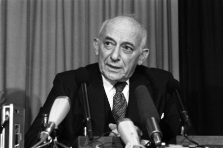 Eugene Rostow tijdens de persconferentie, Bestanddeelnr 931-8408