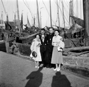 Etty Doeve en Hildegard van de Poll-Eschen in Marken met twee vissers, Bestanddeelnr 254-2196