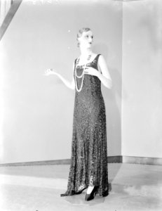 Etalagepop van de fa. Imans model Greta Garbo in avondjapon met ketting, Bestanddeelnr 252-1149