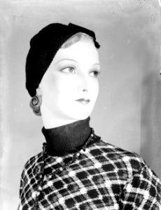 Etalagepop van de fa. Imans model Greta Garbo met hoed en jumper, Bestanddeelnr 252-1148