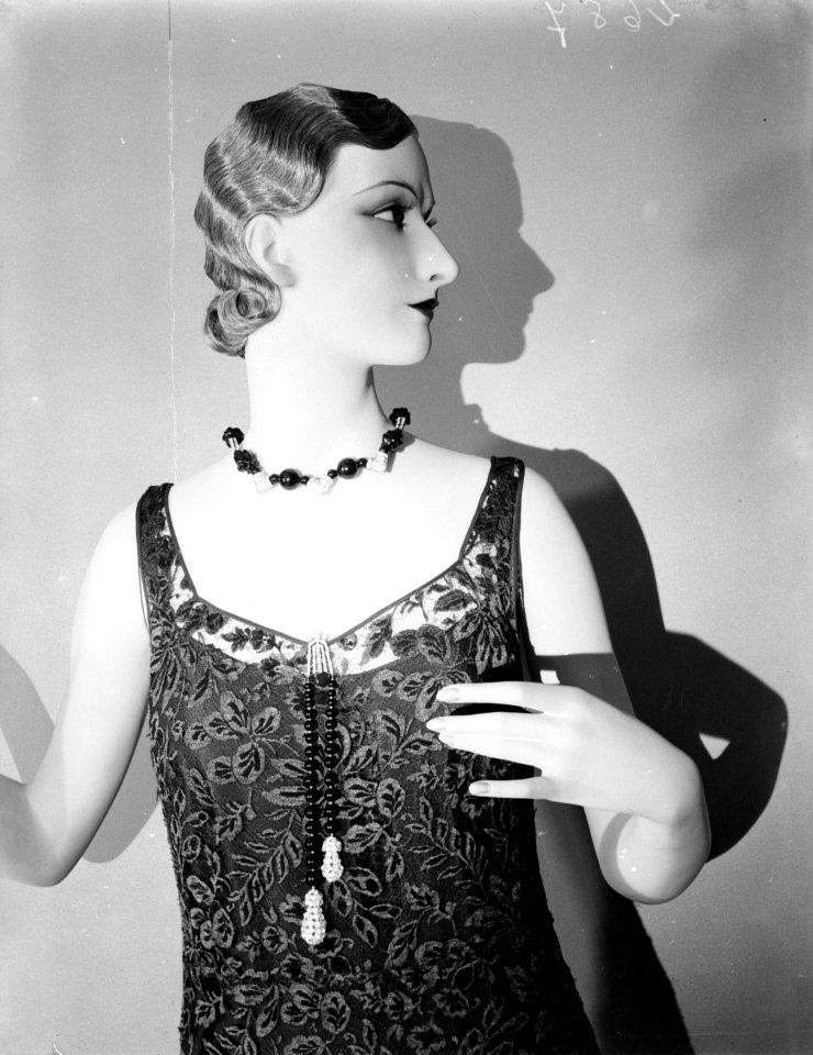 Etalagepop van de fa. Imans model Greta Garbo in avondjapon, Bestanddeelnr 252-1150