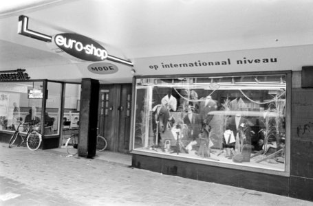 Etalage herenmode zaak Euro-Shop, Bestanddeelnr 919-5090