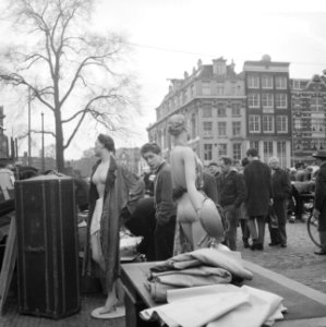 Etalagepoppen op de rommelmarkt op het Waterlooplein, Amsterdam, Bestanddeelnr 912-1490