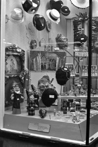 Etalage feestartikelenwinkel, Bestanddeelnr 919-9055