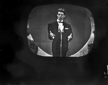 Eurovisie Songfestival 1960 te Londen. Opname van televisie. Rudy Carrell zingt, Bestanddeelnr 911-1298
