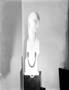 Etalagekop van de fa Imans met ketting, Bestanddeelnr 252-1156