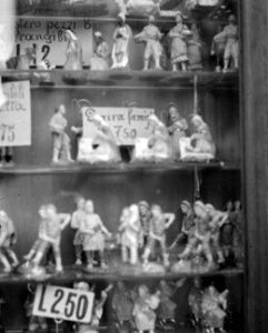 Etalage met diverse beeldjes waaronder de Sacra Famiglia die te koop is voor 75, Bestanddeelnr 191-1179