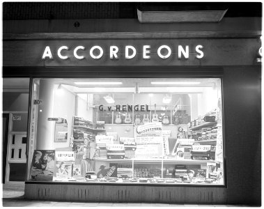 Etalage van muziekwinkel G. van Hengel bij de Pannekoekstraat 1956