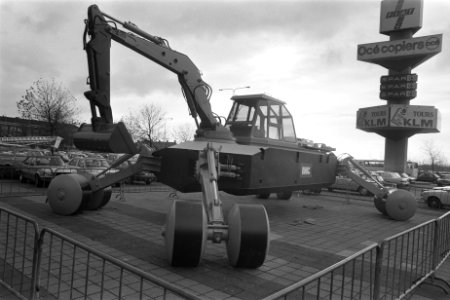 Europort77 voor het RAI gebouw een amphi-baggermachine, Bestanddeelnr 929-4391