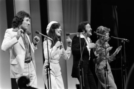 Eurovisie Songfestival 76 Den Haag Brotherhood of Man (Engeland) tijdens optre, Bestanddeelnr 928-5011