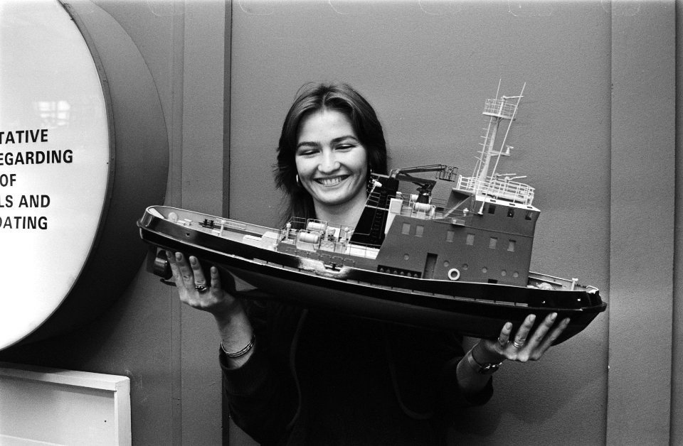 Europort78 maritieme tentoonstelling in RAI Pools meisje met modelschip, Bestanddeelnr 929-9917