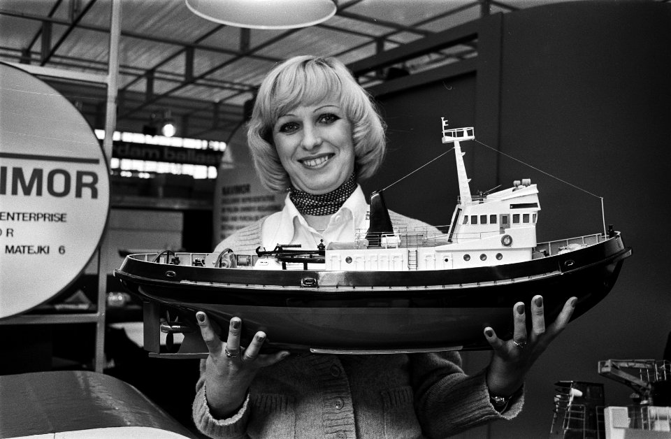 Europort78 maritieme tentoonstelling in RAI Pools meisje met modelschip, Bestanddeelnr 929-9915