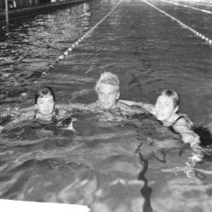 Eurovisie zwemwedstrijden te Rotterdam, v.l.n.r. Enfield (Engeland), Urselmann (, Bestanddeelnr 914-2882