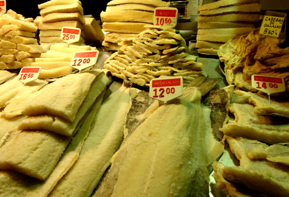Etalage de morue séchée au marché à Barcelone