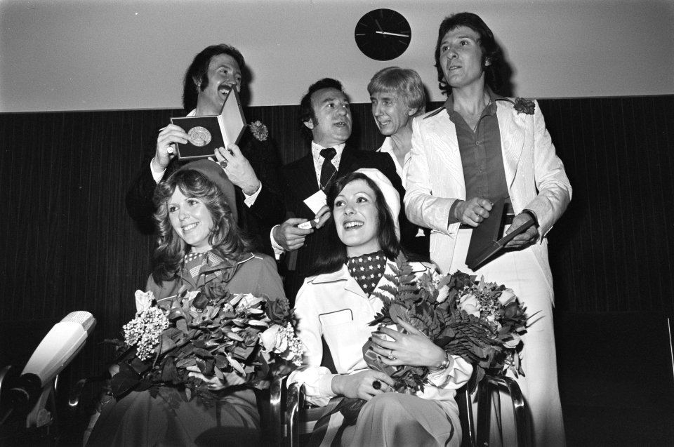 Eurovisie Songfestival 76 Den Haag Brotherhood of Man (Engeland) in de bloemen, Bestanddeelnr 928-5013