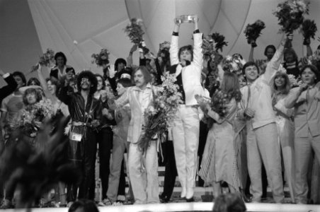 Eurovisie Songfestival 1980 ( Den Haag ) winnaar Johnny Logan in de bloemen, Bestanddeelnr 930-7805