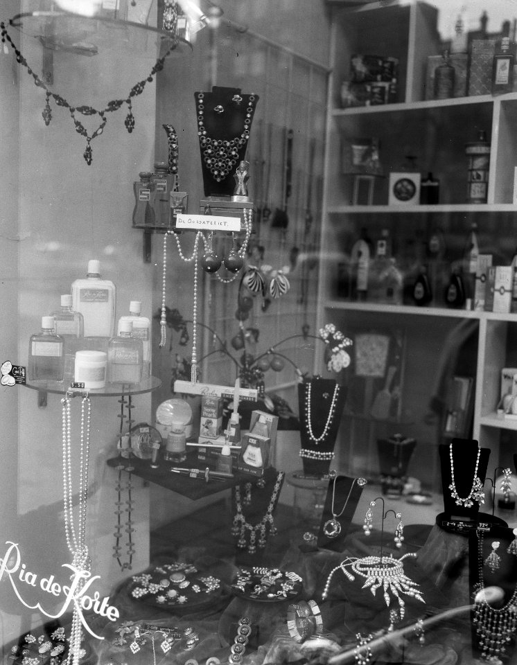 Etalage van een bijouterie-winkel, Bestanddeelnr 909-0319