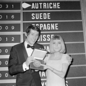 Eurovisie Songfestival 1966 te Luxemburg. De winnaar Udo Jürgens met de winnares, Bestanddeelnr 918-9215