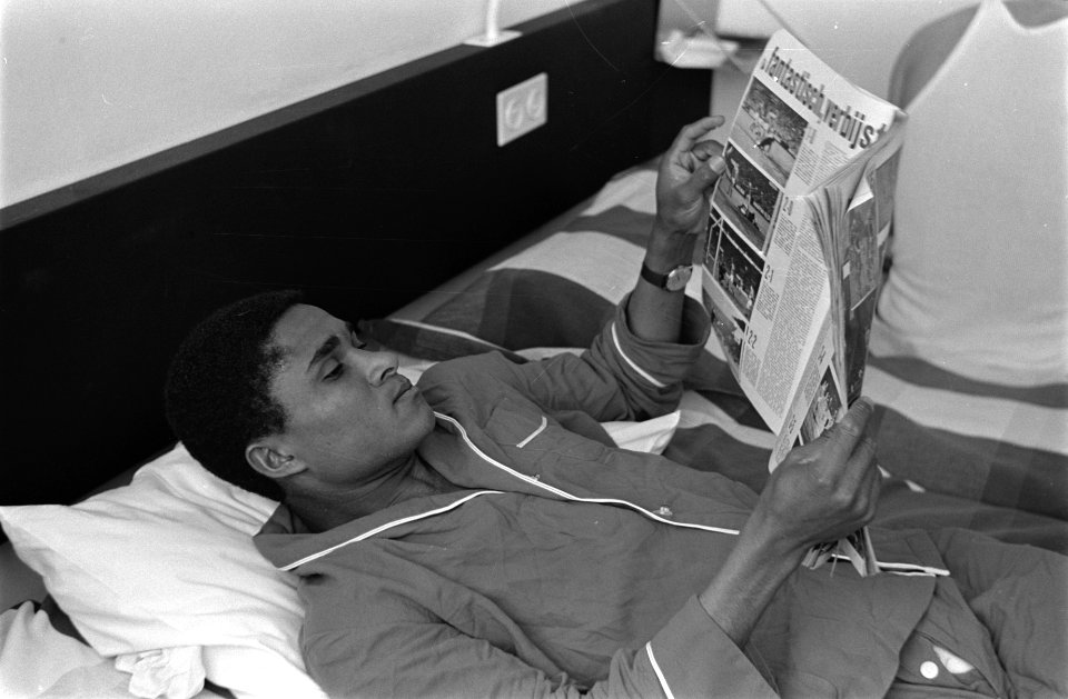 Eusébio op hotelkamer in Rijn Hotel Rotterdam, Bestanddeelnr 915-0219