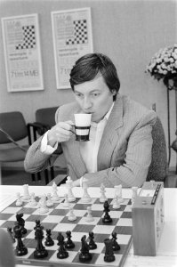 Euwe Schaakvierkamp in Amsterdam Karpov in partij tegen Kortsjnoj, Bestanddeelnr 933-9756