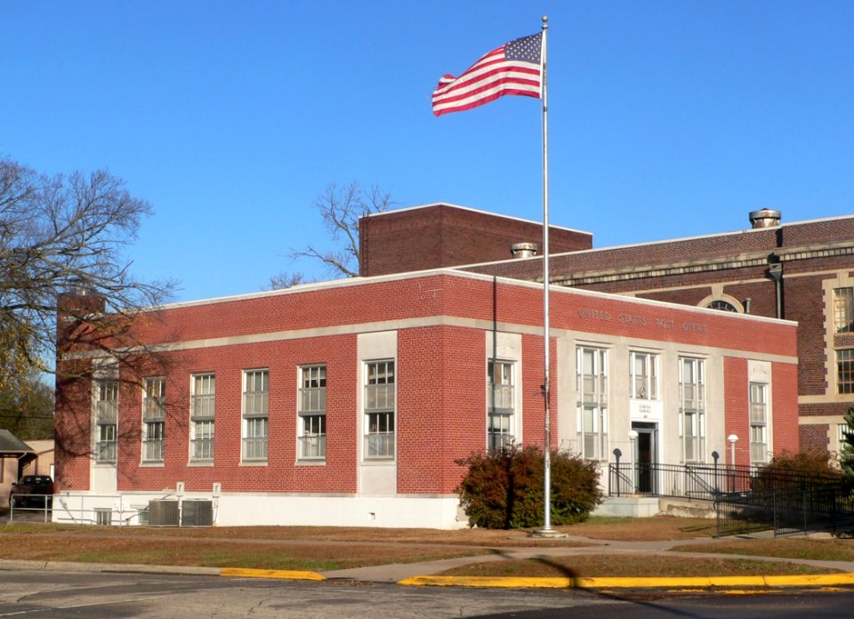 Eureka, Kansas, post office from SE 2