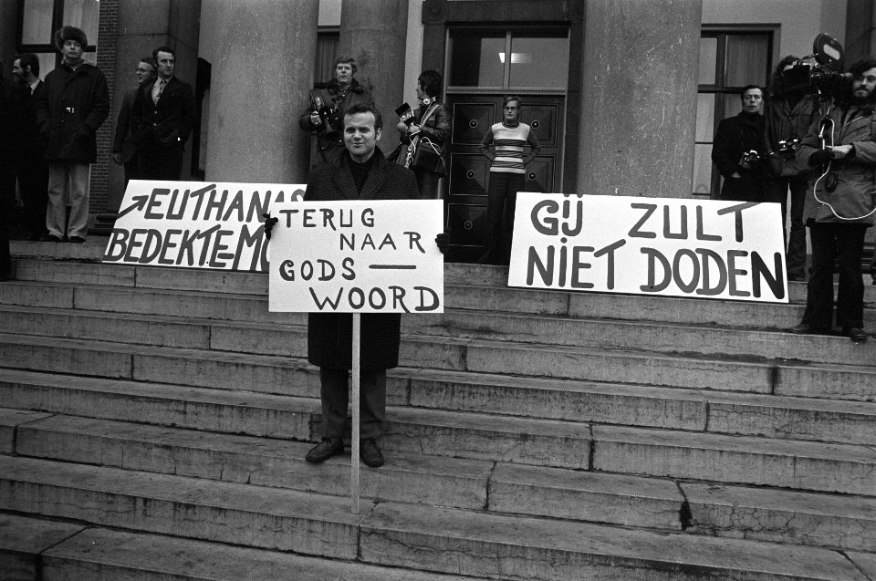 Euthanasie-proces begonnen tegen mevrouw Postma van Boven in Leeuwarden, demonst, Bestanddeelnr 926-2097