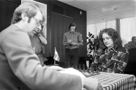 Euwe schaakvierkamp (vierde ronde) Olafssen (links) tegen Timman, Bestanddeelnr 928-5834 photo