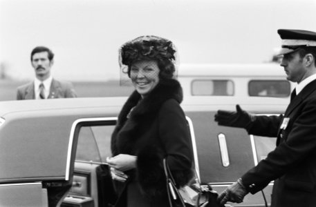 Europese Raad in Maastricht, Koningin Beatrix bij auto vliegveld Beek 23 Maart 1981, Bestanddeelnr 931-3899 photo